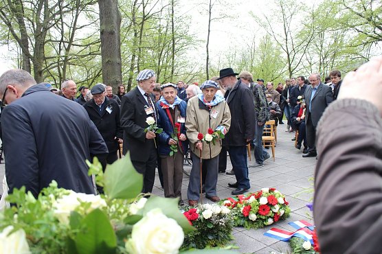 Überlebende Gedenken der Toten (Foto: Angelo Glashagel) Überlebende Gedenken der Toten (Foto: Angelo Glashagel)