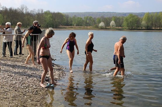 Kühl beim Anbaden (Foto: Karl-Heinz Herrmann) Kühl beim Anbaden (Foto: Karl-Heinz Herrmann)