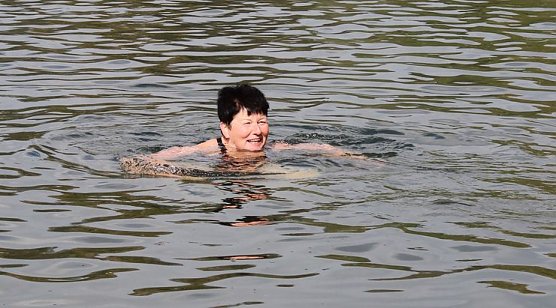 Kühl beim Anbaden (Foto: Karl-Heinz Herrmann) Kühl beim Anbaden (Foto: Karl-Heinz Herrmann)