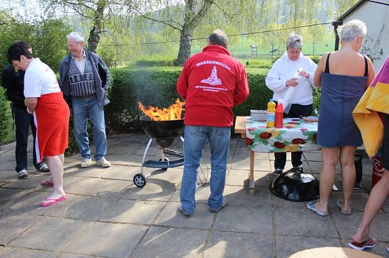 Kühl beim Anbaden (Foto: Karl-Heinz Herrmann) Kühl beim Anbaden (Foto: Karl-Heinz Herrmann)