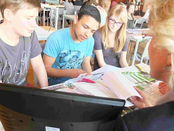 Gespräch um soziale Berufe (Foto: Lernen vor Ort) Gespräch um soziale Berufe (Foto: Lernen vor Ort)