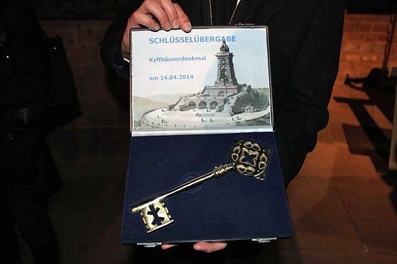 Kyffhäuser übergeben (Foto: Karl-Heinz Herrmann) Kyffhäuser übergeben (Foto: Karl-Heinz Herrmann)