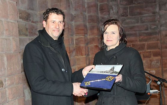 Kyffhäuser übergeben (Foto: Karl-Heinz Herrmann) Kyffhäuser übergeben (Foto: Karl-Heinz Herrmann)