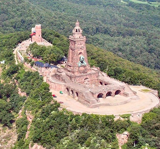 Gro&szlig;e Ostereiersuche am Kyffh&auml;user-Denkmal... (Foto: Stadt Bad Frankenhausen)