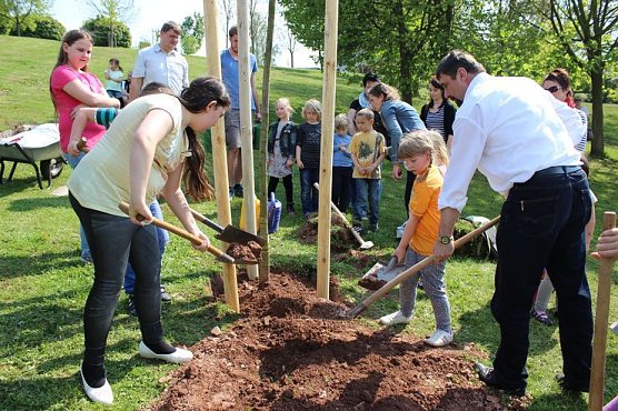 Zum Fest einen Baum gepflanzt (Foto: Karl-Heinz Herrmann) Zum Fest einen Baum gepflanzt (Foto: Karl-Heinz Herrmann)