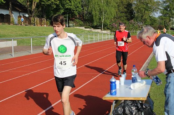 Stark beim Stundenlauf (Foto: Karl-Heinz Herrmann) Stark beim Stundenlauf (Foto: Karl-Heinz Herrmann)
