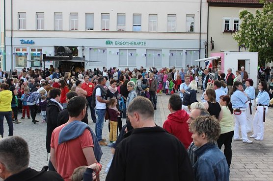 So ein Gewimmel auf dem Markt (Foto: Karl-Heinz Herrmann)