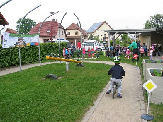 Mit Kindern ge&uuml;bt (Foto: Bernd M&uuml;ller)