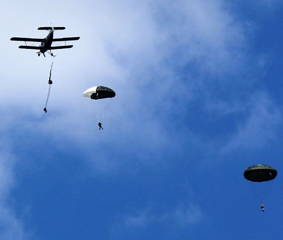 Springen und Fliegen in Udersleben (Foto: Marion Haas) Springen und Fliegen in Udersleben (Foto: Marion Haas)