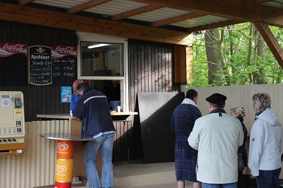 Erste Badeg&auml;ste am Bebraer Teich (Foto: Karl-Heinz Herrmann)