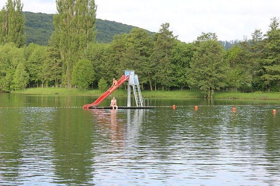 Erste Badeg&auml;ste am Bebraer Teich (Foto: Karl-Heinz Herrmann)