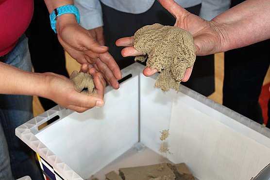 Besonderer Sand zum Spielen (Foto: Karl-Heinz Herrmann) Besonderer Sand zum Spielen (Foto: Karl-Heinz Herrmann)