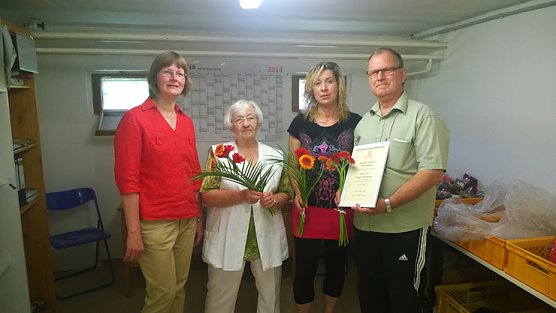 Urkunde f&uuml;r die Tafel (Foto: Die Linke)