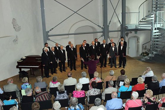 Symbolische Taktstockübergabe (Foto: Karl-Heinz Herrmann) Symbolische Taktstockübergabe (Foto: Karl-Heinz Herrmann)