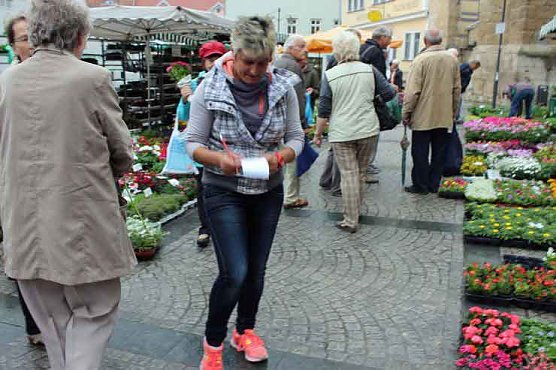 Blumenm&auml;dchen trifft Marktfrau (Foto: Karl-Heinz Herrmann)