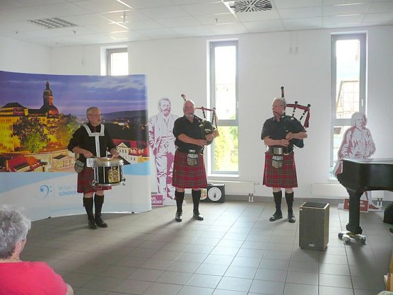 Sondersh&auml;user Pipes & Drums musizierten in der Galerie (Foto: SGW)
