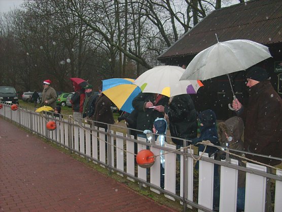 Weihnachtstauchen im Bebraer Teich (Foto: Karl-Heinz Herrmann) Weihnachtstauchen im Bebraer Teich (Foto: Karl-Heinz Herrmann)
