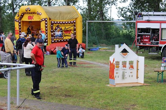 Musikalische Unterstützung kam vom Fanfarenzug. (Foto: Karl-Heinz Herrmann) Musikalische Unterstützung kam vom Fanfarenzug. (Foto: Karl-Heinz Herrmann)