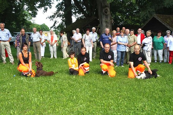 Rettungshundestaffel begeisterte Alterskameraden. (Foto: Günter Herting) Rettungshundestaffel begeisterte Alterskameraden. (Foto: Günter Herting)