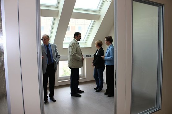 Gleich zwei Schecks im Gepäck (Foto: Karl-Heinz Herrmann) Gleich zwei Schecks im Gepäck (Foto: Karl-Heinz Herrmann)