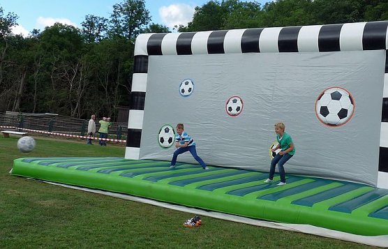 Auf Possen wird gefeiert (Foto: Karl-Heinz Herrmann)