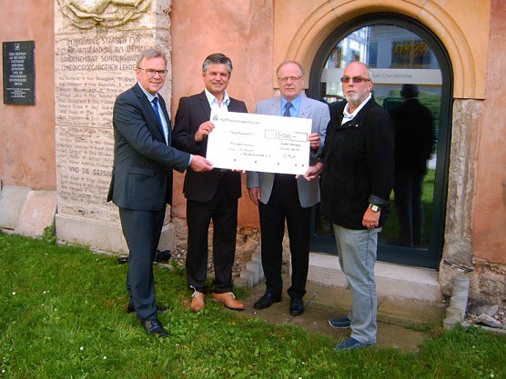 Spende f&uuml;r Orchesterf&ouml;rderverein (Foto: Birgit Susemihl)