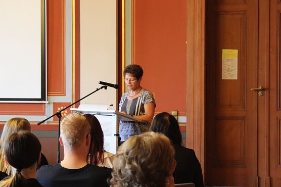 Feierlich Zeugnisse übergeben (Foto: Karl-Heinz Herrmann) Feierlich Zeugnisse übergeben (Foto: Karl-Heinz Herrmann)