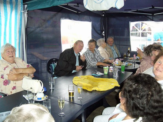 Sommerfest mit Aprilwetter (Foto: Düne) Sommerfest mit Aprilwetter (Foto: Düne)