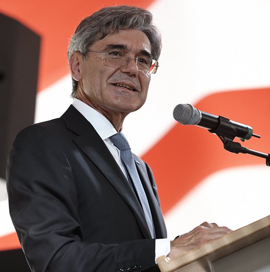 Partnerschule in Roßleben besucht (Foto: Siemens AG/Andreas Hultsch) Partnerschule in Roßleben besucht (Foto: Siemens AG/Andreas Hultsch)