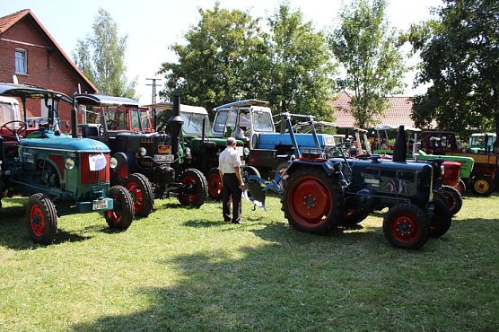 Traktoren über Traktoren... (Foto: Karl-Heinz Herrmann) Traktoren über Traktoren... (Foto: Karl-Heinz Herrmann)
