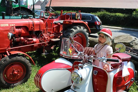 Traktoren über Traktoren... (Foto: Karl-Heinz Herrmann) Traktoren über Traktoren... (Foto: Karl-Heinz Herrmann)
