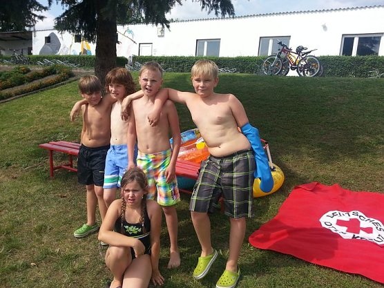 Abschlussfest im Schwimmbad (Foto: DRK Gruppenleiter)