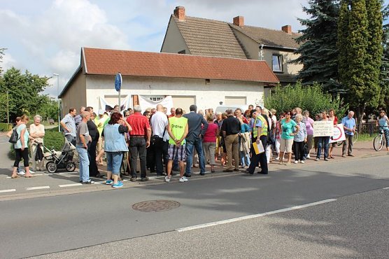 Demo &uuml;ber Bundesstra&szlig;e 4 in Greu&szlig;en gezogen (Foto: Karl-Heinz Herrmann)
