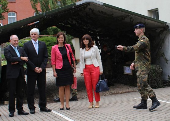 Gespräche mit der Verteidigungsministerin (Foto: Karl-Heinz Herrmann) Gespräche mit der Verteidigungsministerin (Foto: Karl-Heinz Herrmann)