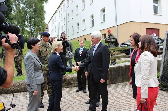 Gespräche mit der Verteidigungsministerin (Foto: Karl-Heinz Herrmann) Gespräche mit der Verteidigungsministerin (Foto: Karl-Heinz Herrmann)