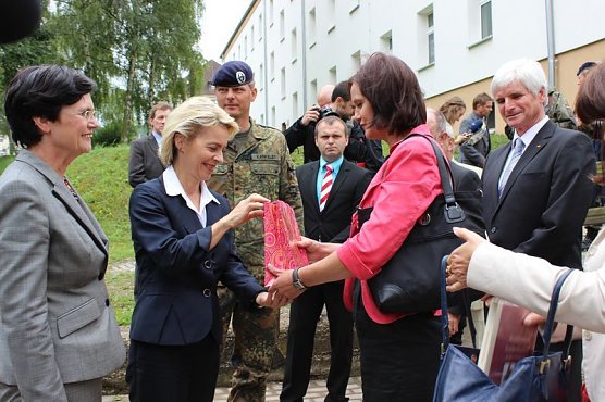 Gespräche mit der Verteidigungsministerin (Foto: Karl-Heinz Herrmann) Gespräche mit der Verteidigungsministerin (Foto: Karl-Heinz Herrmann)