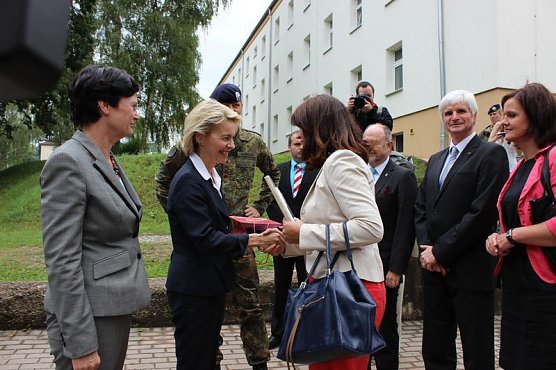 Gespräche mit der Verteidigungsministerin (Foto: Karl-Heinz Herrmann) Gespräche mit der Verteidigungsministerin (Foto: Karl-Heinz Herrmann)