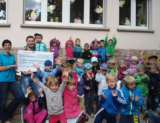 Scheck &uuml;bergeben (Foto: privat)