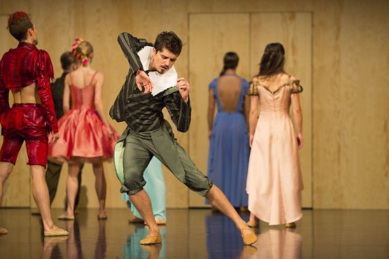 András Dobi, Ballettkompanie in Shakespeare. Ein Ballett.” (Foto: T. Graner) András Dobi, Ballettkompanie in Shakespeare. Ein Ballett.” (Foto: T. Graner)