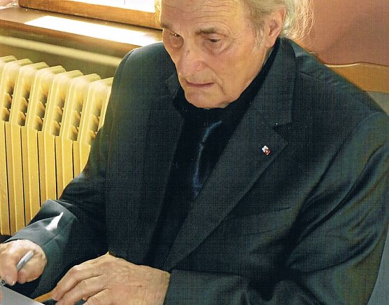 Scharr beim Signieren (Foto: Archiv Kneffel)