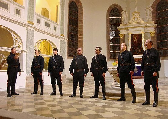 Stimmgewaltige Kl&auml;nge in der Unterkirche (Foto: Peter Zimmer)