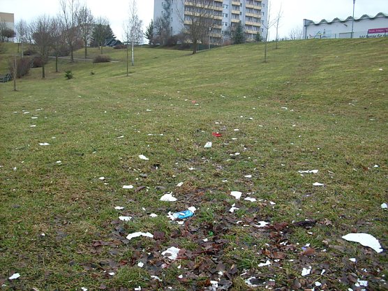 Farbreste im Östertal verteilt (Foto: Karl-Heinz Herrmann) Farbreste im Östertal verteilt (Foto: Karl-Heinz Herrmann)