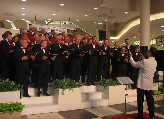 Albert-Fischer-Chor empfängt japanische Gäste (Foto: Albert-Fischer-Chor) Albert-Fischer-Chor empfängt japanische Gäste (Foto: Albert-Fischer-Chor)