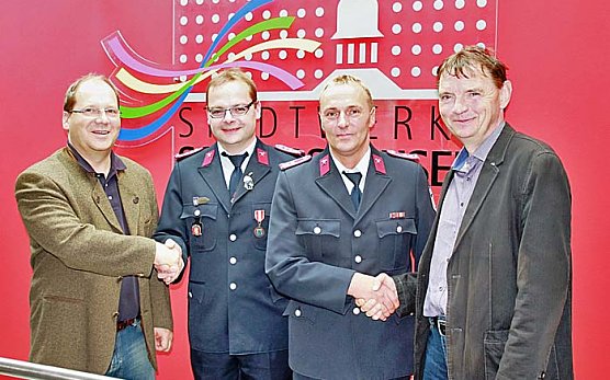 Spenden für die Feuerwehr (Foto: Stadtwerke Sondershausen) Spenden für die Feuerwehr (Foto: Stadtwerke Sondershausen)