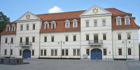 Landr&auml;tin zeigt ihr Domizil (Foto: Karl-Heinz Herrmann)