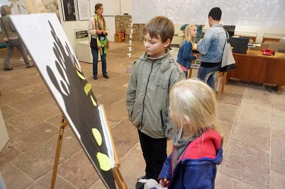 Sonderf&uuml;hrung durch Ausstellung (Foto: Michael Glaser)