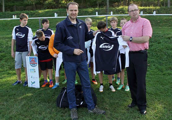 enviaM erw&auml;rmt die Kinder des VfB Oldisleben e.V. (Foto: Bernd Wollweber)