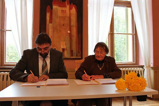 Unterzeichnung Schenkungsvertrag (Foto: Karl-Heinz Herrmann)