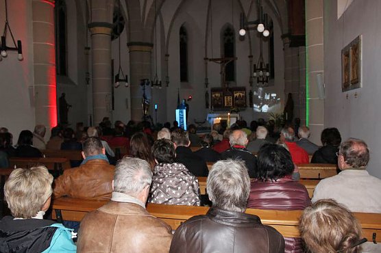 Friedensgebet und Kerzenmarsch (Foto: Karl-Heinz Herrmann)