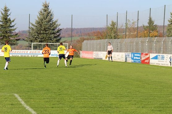 Zum Bahnhof geleitet (Foto: Karl-Heinz Herrmann)